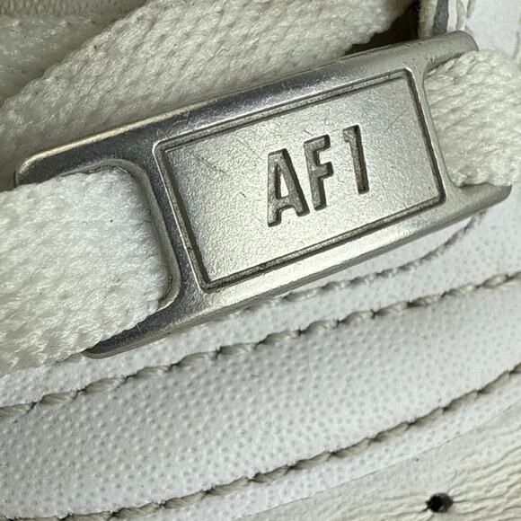 Nike Air Force 1 Men's White Low Top Lace Up Sneakers Athletic Running Shoes 9.5 - Picture 7 of 8